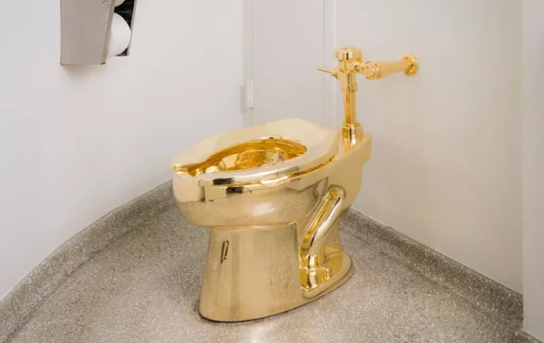 Dvojica lopova osuđena zbog krađe zlatne WC školjke talijanskog umjetnika