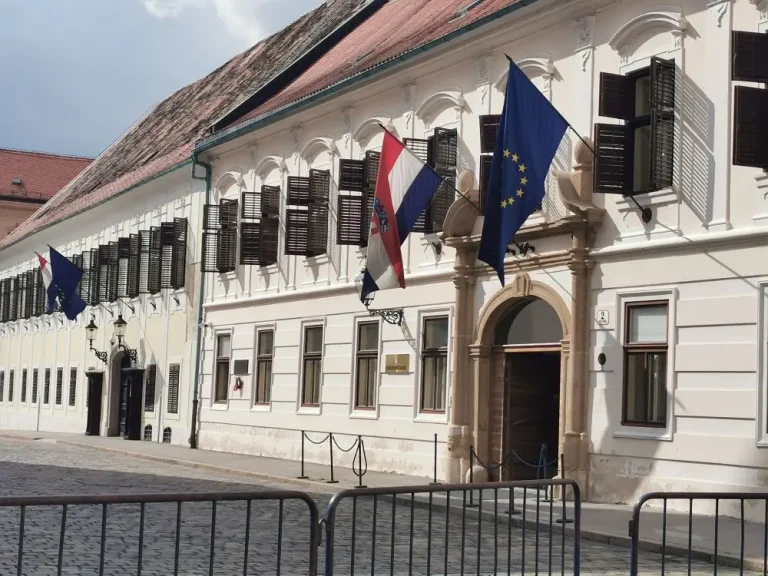 Vlada Hrvatske uvodi posebne mjere zbog antisrpskih incidenata. Torcidaši se okupljaju u Splitu