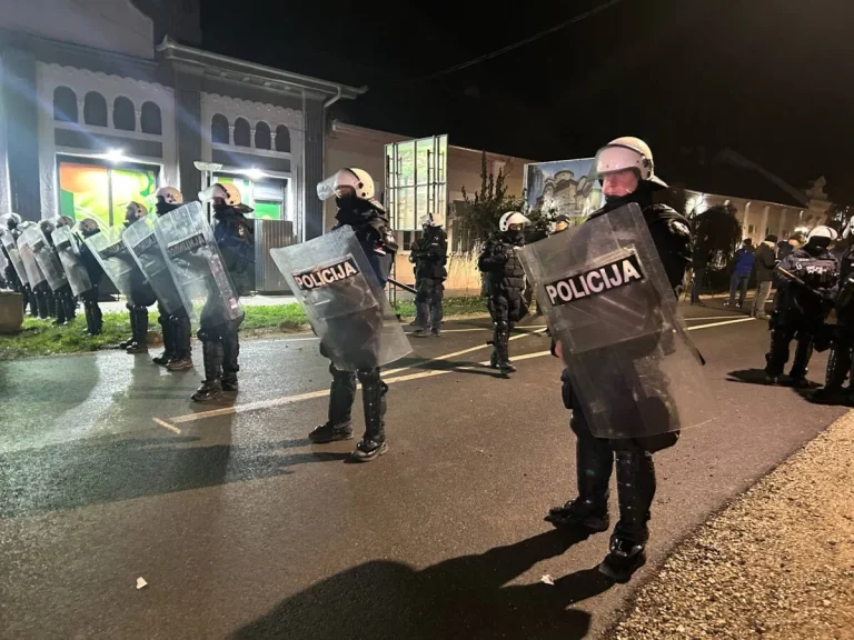 Srbija: Državu su oteli, a narod se još otima