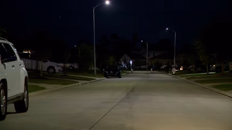 Otac uz pomoć mobilnog telefona spasio 15-godišnju kćer nakon otmice na Božić u Teksasu