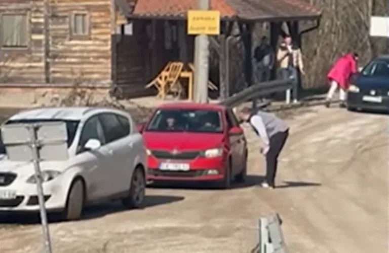 Kupovina glasovna u Bratuncu ne prestaje: SNSD-ovi aktivisti kupovali glasove u dvorištu crkve