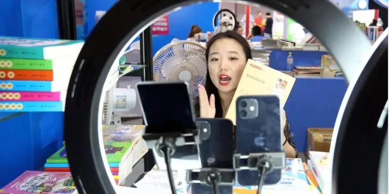 Novi zakon u Kini zabranjuje influenserima bez kvalifikacija da govore o ozbiljnim temama