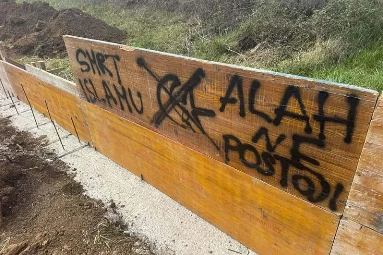 Na gradilištu Islamskog centra u Zadru ispisani grafiti mržnje
