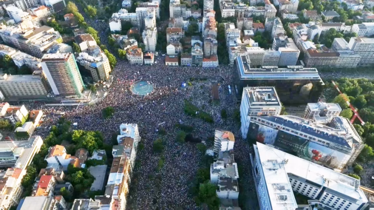 DW o skupu na Slaviji: Desetine hiljada na ulicama, protest završio sukobima i hapšenjima