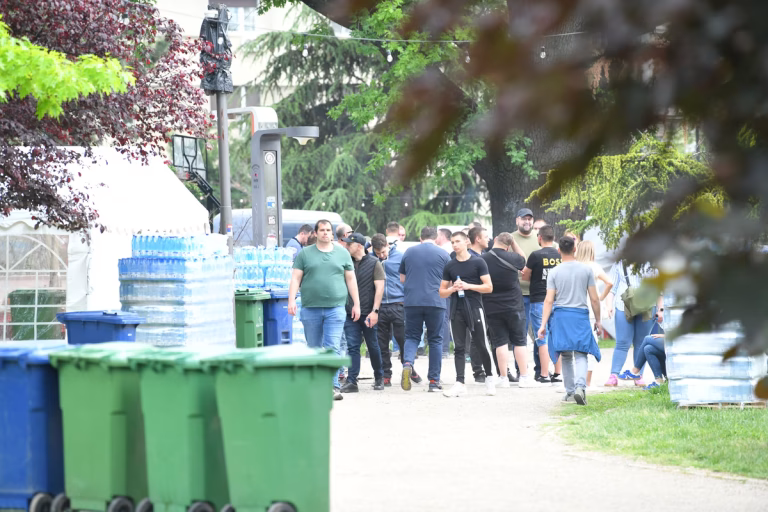 RTS objavio vijest o skupu podrške predsjedniku Vučiću u Pionirskom parku, a u njemu više policije nego građana