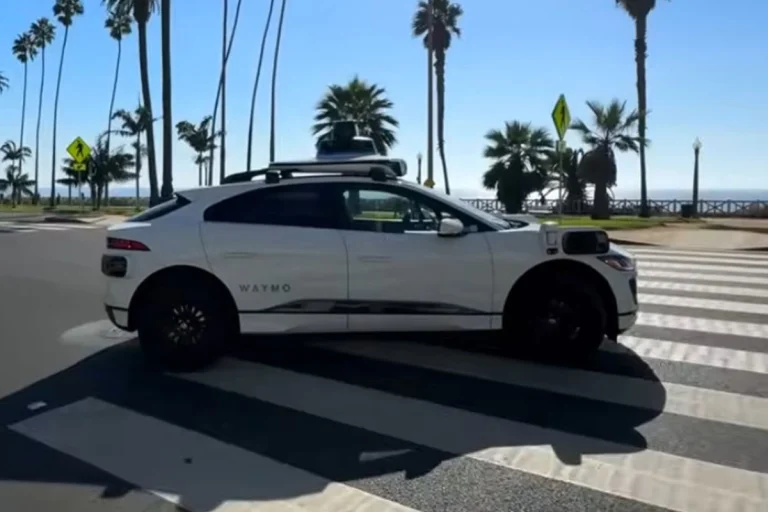 Robotaksi mu „oteo“ kofere: Waymo vozilo otišlo u drugi grad s prtljagom putnika