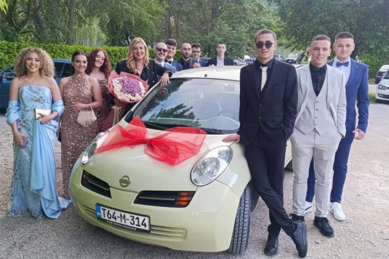 Maturanti razrednici “ukrali” stari auto i vratili ga kao da je nov (VIDEO)
