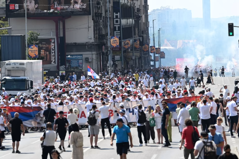 Moćna poruka studenata ljudima koji dolaze na miting SNS-a sa Novog Beograda (VIDEO)