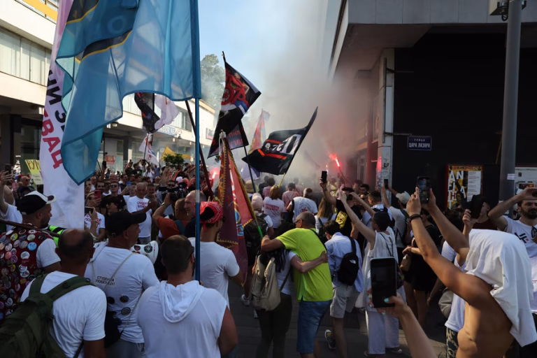 Protest u Kraljevu počeo sa “Bože pravde”: “Hoćemo li ustati za Srbiju ili pasti pod mafiju”