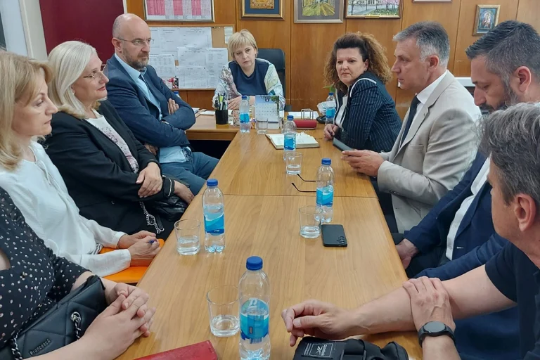 Produženi boravci u pet škola: Vlada ulaže milione, roditelji poručuju da problem nije riješen