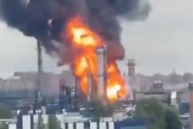 Ukrajinski dronovi pogodili srce ruske naftne industrije: Moskva ostala bez ključne rafinerije? (VIDEO)
