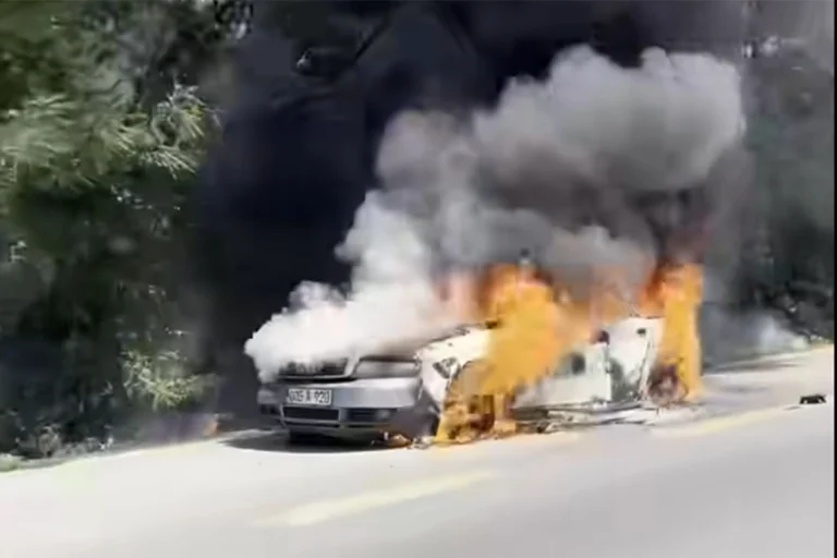 Zapalio se automobil kod Banjaluke, policija reguliše saobraćaj