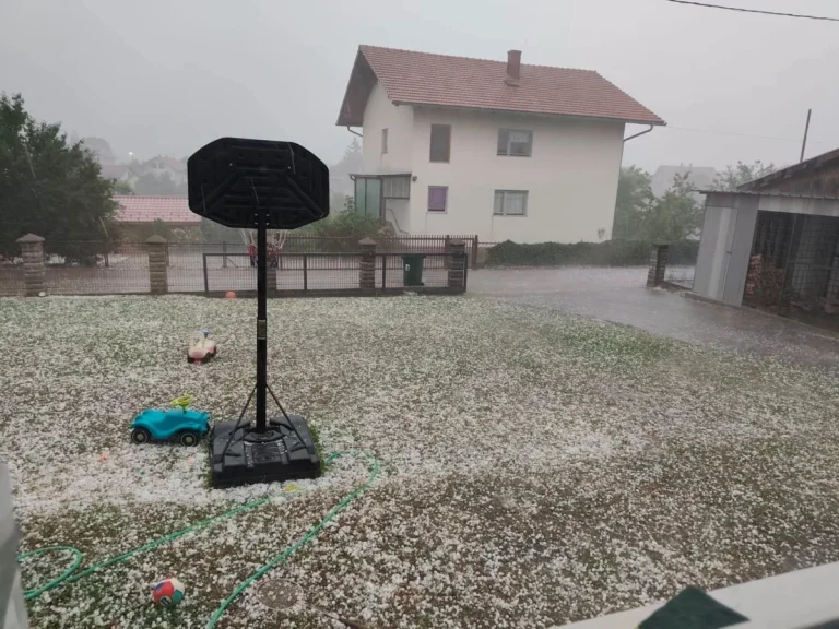 Kiša i grad zahvatili Bosanski Petrovac, stiže zahlađenje i u cijelu BiH