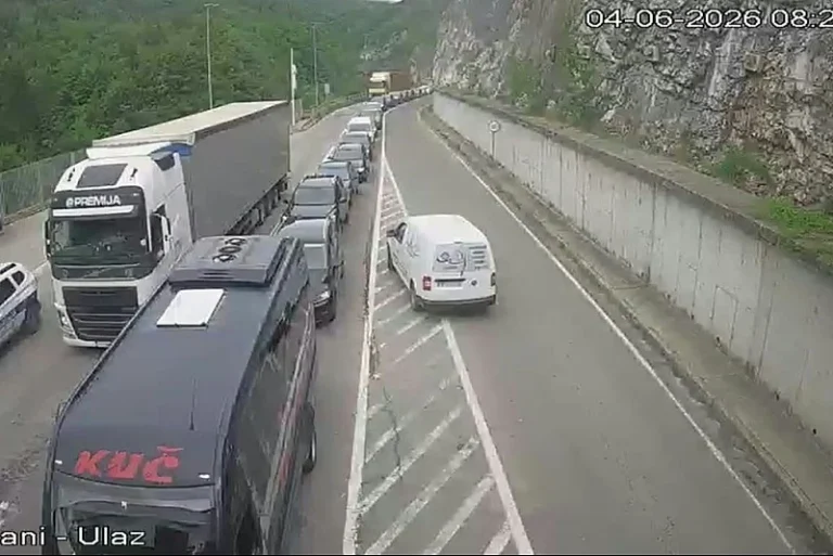 Autobus s djecom iz Crne Gore satima zadržan na granici sa Srbijom