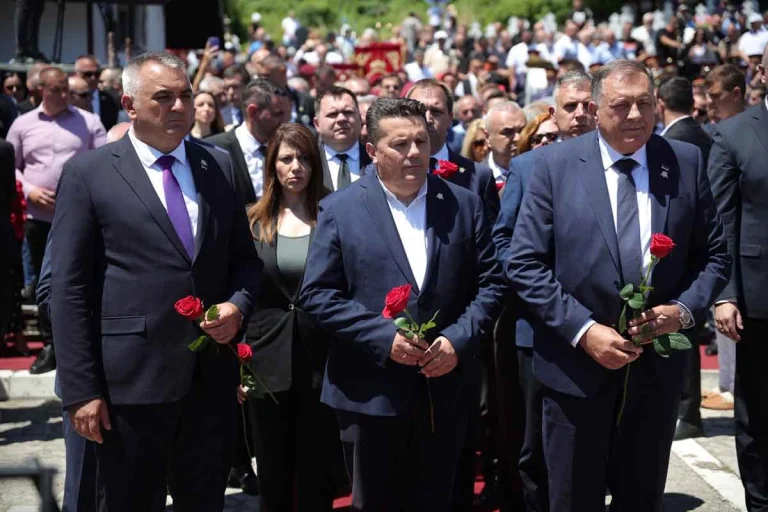 Minić: Ovo je dan kada se ćuti i glava poginje samo pred sjenima stradalih