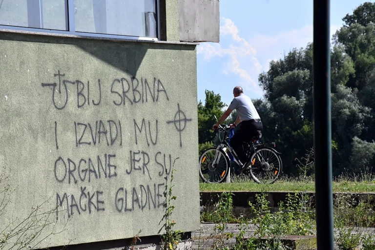 Skandalozan grafit mržnje osvanuo u Hrvatskoj: Ustaški simboli i prijetnje Srbima uznemirili javnost