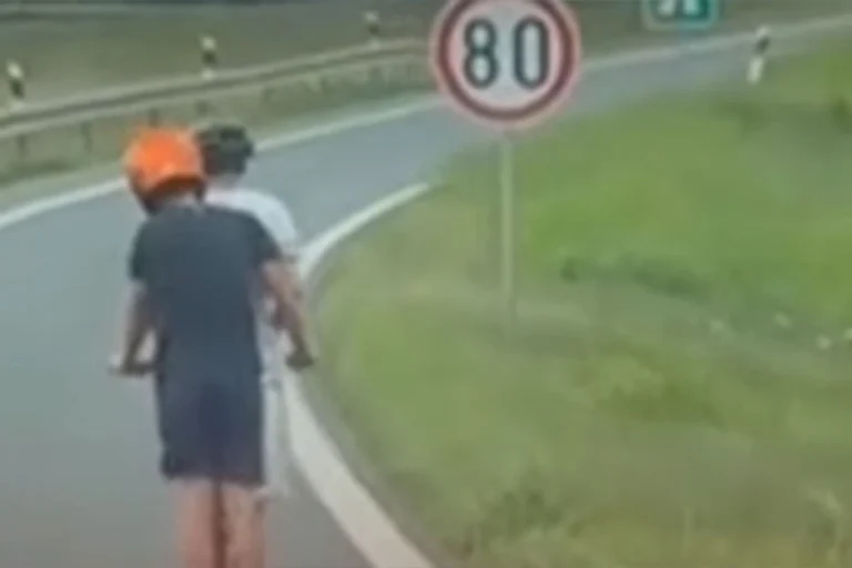 Uznemirujući snimak iz Srbije: Dječaci na trotinetu jurili auto-putem (VIDEO)
