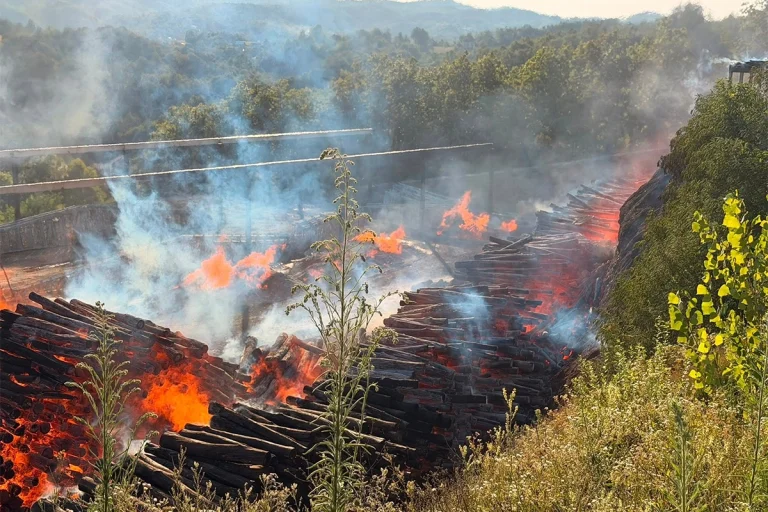 Veliki požar u Tesliću: Gori skladište firme “Elgrad”, stiže pomoć vatrogasaca iz tri grada