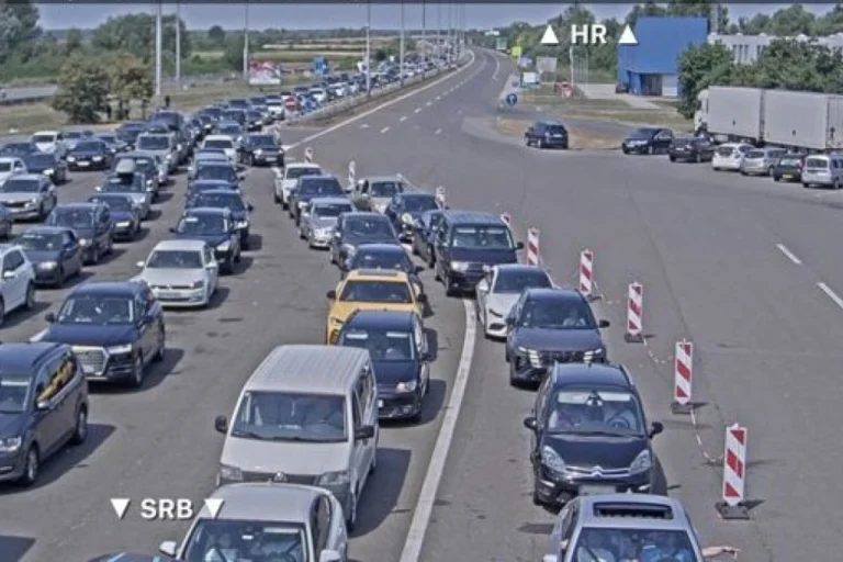 Gužve prema Jadranu: Kilometarske kolone na granicama i auto-putevima, zastoj na Bajakovu dug osam kilometara