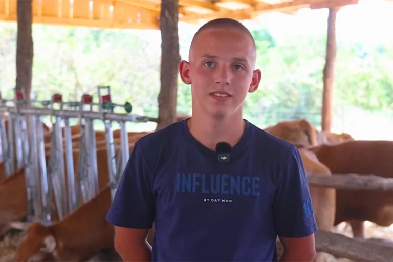 Sa 13 godina, Luka brine o 50 goveda (VIDEO)