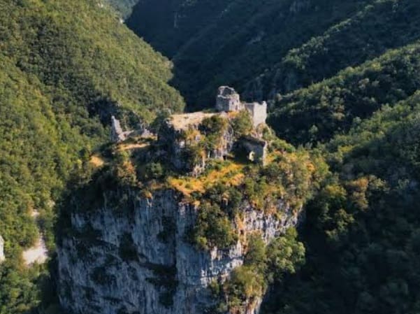 Aleksandar Savanović: Crna kraljica sa Visuć kule Aleksandar Savanović: Crna kraljica sa Visuć kule