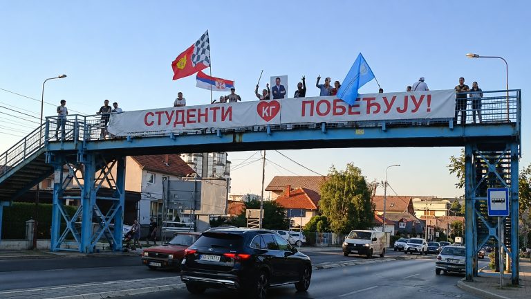 Neobična „bitka“ u Kragujevcu traje već danima: Studenti i pristalice SNS-a ne napuštaju svoje pozicije