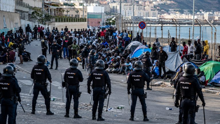 Haos u španskoj enklavi: Policija pucala u vazduh, migranti se sukobljavaju sa snagama bezbjednosti