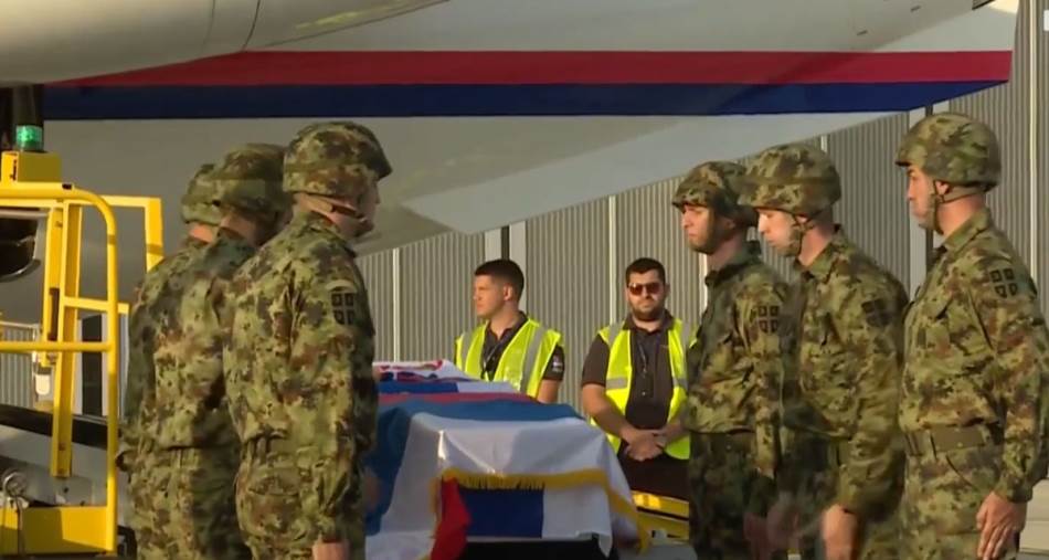 Prve slike sa dočeka tijela Ratka Mladića u Beogradu: Vojska nosi kovčeg prekriven zastavama Srbije i RS