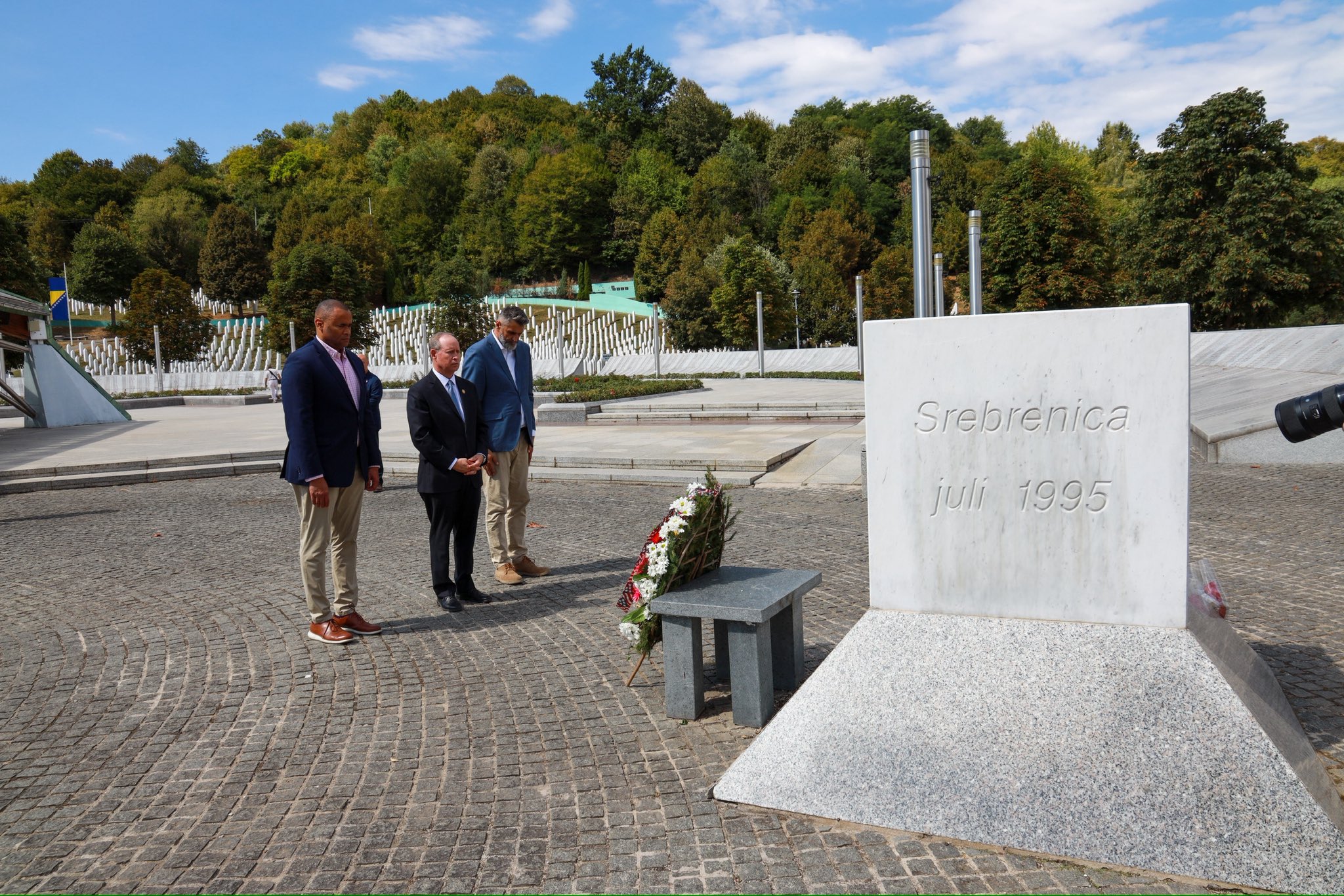 Američki zvaničnici danas u Srebrenici, oštre poruke upućene vladama u Srbiji i RS Američki zvaničnici danas u Srebrenici, oštre poruke upućene vladama u Srbiji i RS