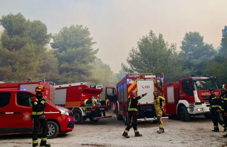 Požar na Braču i dalje aktivan: Vatrogasci drugu noć brane kuće, vatra prema Blacama i Milni
