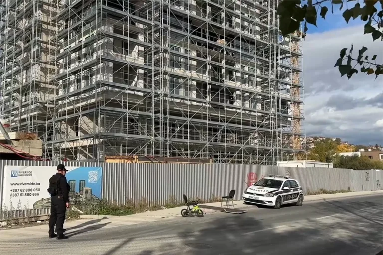OPLATA SA ZGRADE PALA NA LJUDE U SARAJEVU: Među povrijeđenima majka i dijete