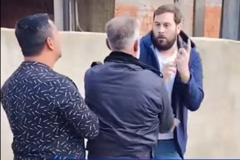 Haos na biračkom mjestu kod Vranja: Napadnuta dva novinara, gađali ih kamenicama