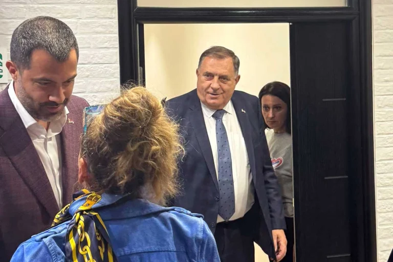 Milorad Dodik stigao u sjedište SNS-a na Novom Beogradu