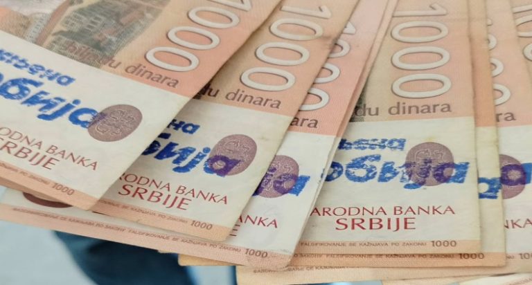 NEVJEROVATNO! Bankomati izbacuju novac s Vučićevim sloganom!