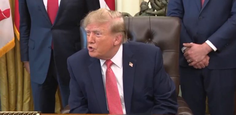 “Tišina, tišina, šta je sa vama, jeste li vi bolesni?” Trump podivljao na novinara