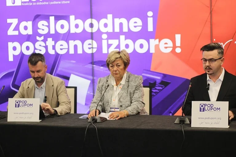 Pod lupom objavio prve nalaze: Samo 52 odsto biračkih mjesta otvoreno tačno u 7 časova, zabilježeno 46 težih nepravilnosti