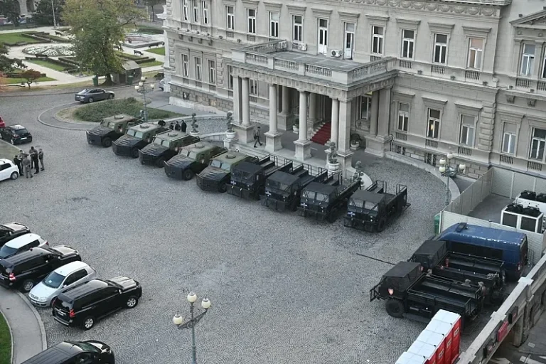 Specijalna policijska vozila stigla pred Skupštinu Srbije: Žandarmerija ušla u zgrade, centar Beograda pod pojačanim obezbjeđenjem