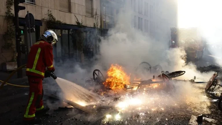 Šteta od protesta u Francuskoj mogla bi dosegnuti stotine miliona eura, novi skupovi najavljeni za subotu