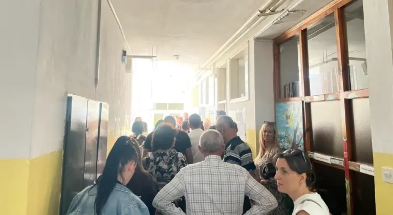 Trebinje: Na jednom od najvećih biračkih mjesta izlaznost 14,6 odsto, gužve zbog sporijeg glasanja