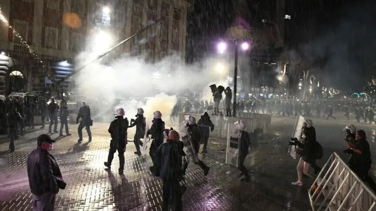 Protesti u Tirani 11. dan: Studenti traže ostavku Edija Rame, pridružili im se i doktori